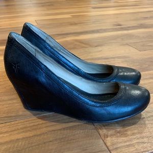 Frye Carson Wedge Pump